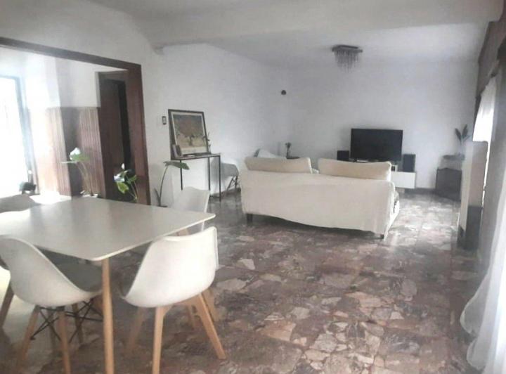 Casa · 280m² · 5 Ambientes · 2 Cocheras