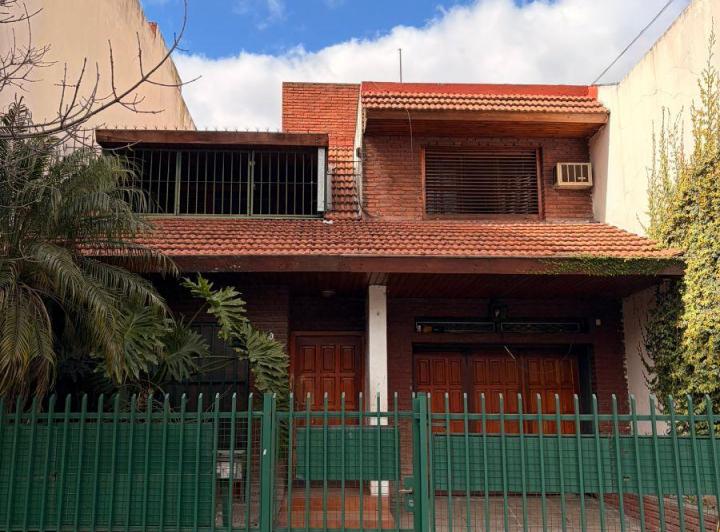 Casa · 230m² · 6 Ambientes · 2 Cocheras