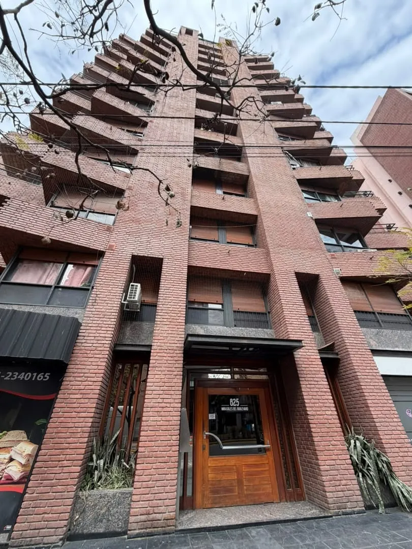 VENTA APTO CREDITO - Departamento de un dormitorio con balcon/terraza sobre Bv S...