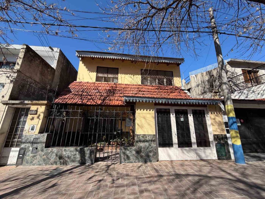 CASA EN VENTA 4 DORMITORIOS CON COCHERA - ARROYITO