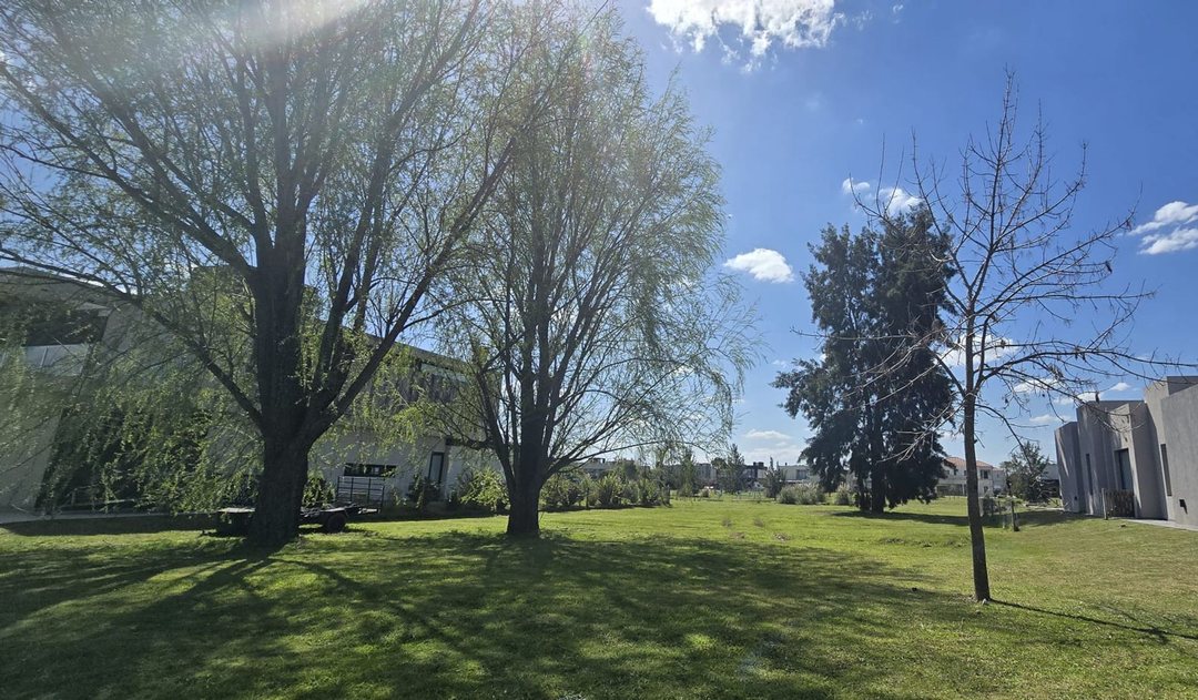 Lote 620 m² con fondo verde – Terralagos Plaza