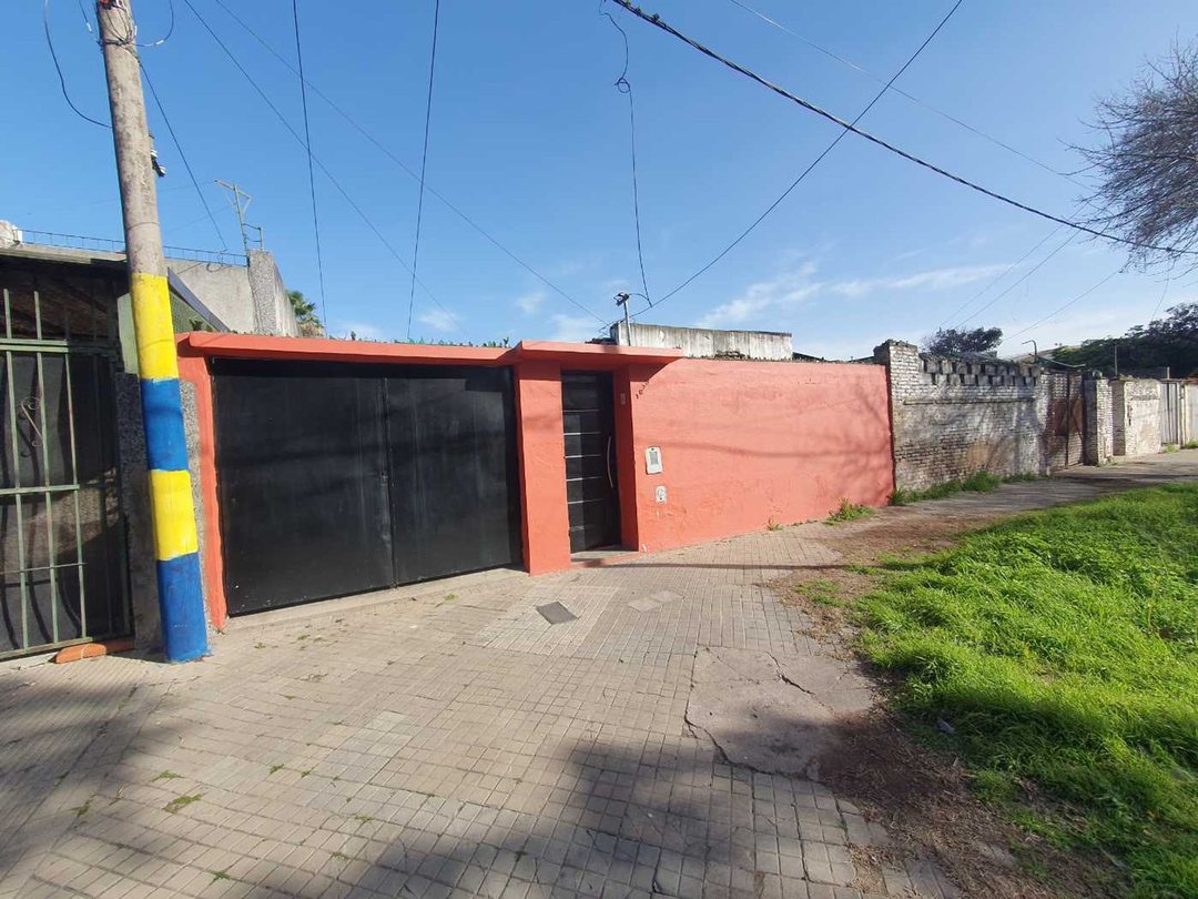 CASA EN VENTA 3 AMBIENTES - BARRIO INDUSTRIAL