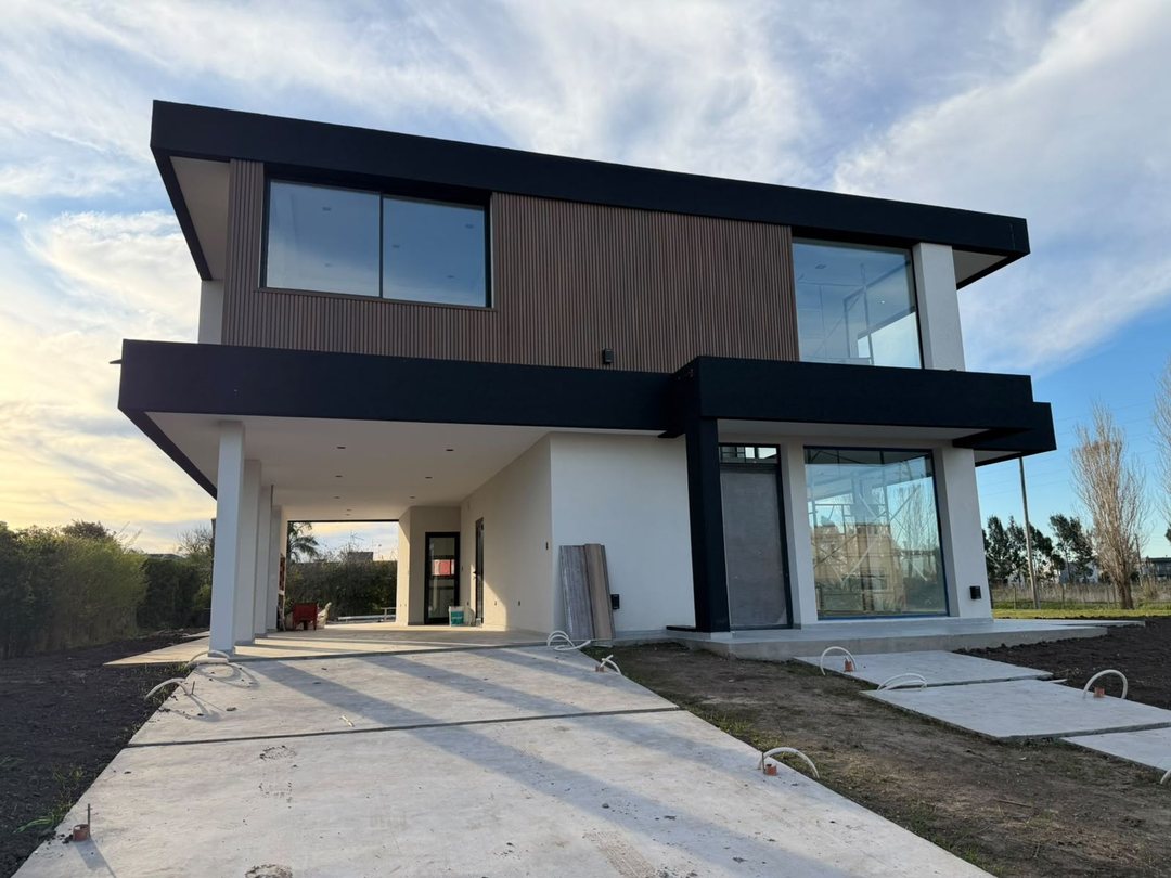 CASA VENTA A ESTRENAR 4 AMB CANNING CON PILETA