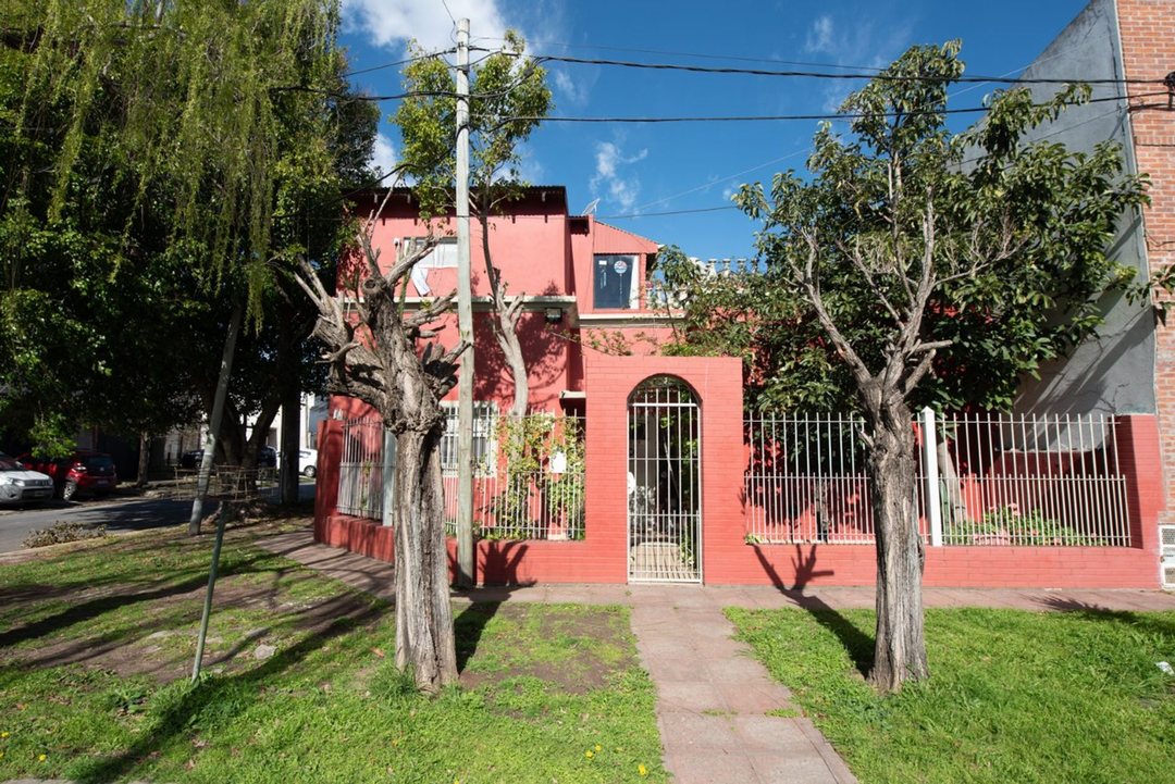 CASA 4 DORMITORIOS VENTA LA PLATA QUINCHO TERRAZA
