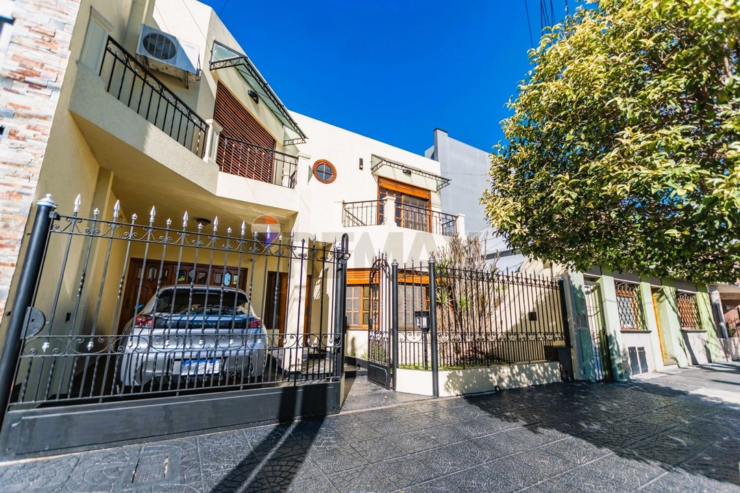 VENTA CASA JARDIN PISCINA COCHERAS