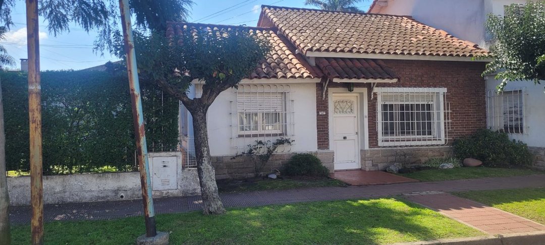 Venta casa 4 ambientes con jardin, Haedo