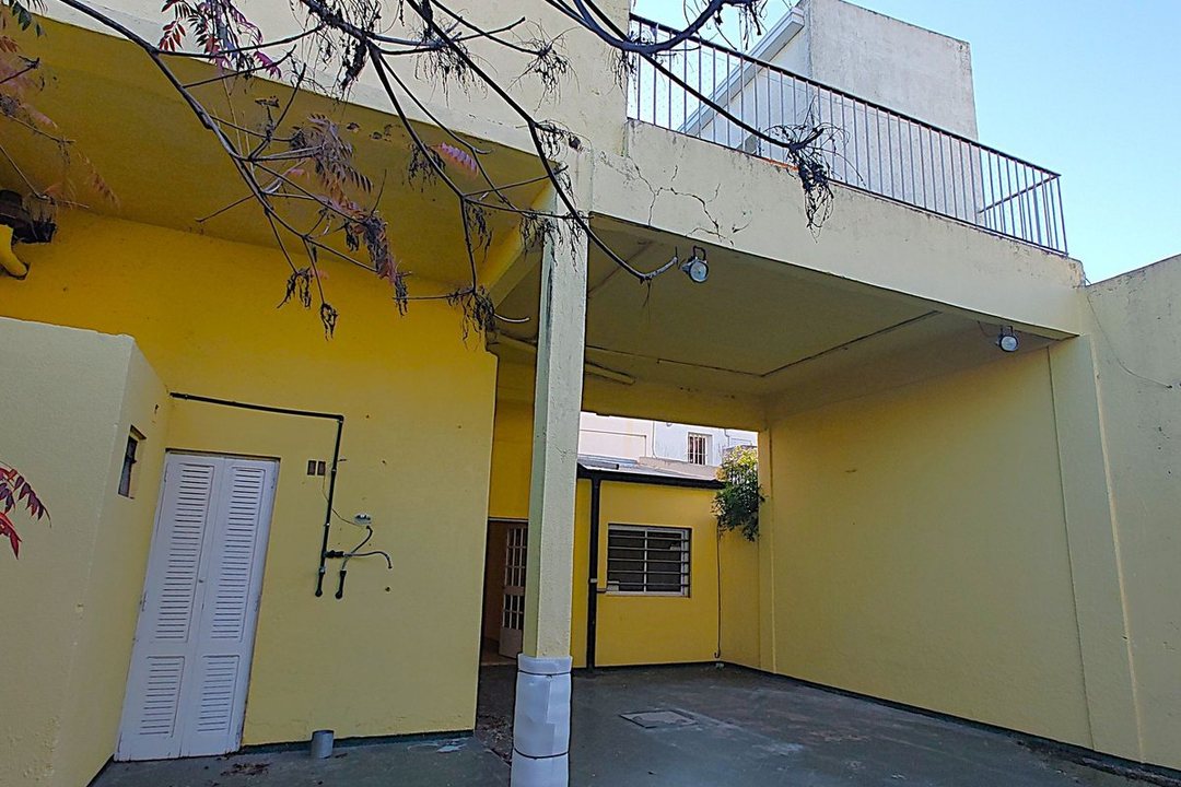 OFICINA EN VENTA EN LA PLATA. USO VARIADO