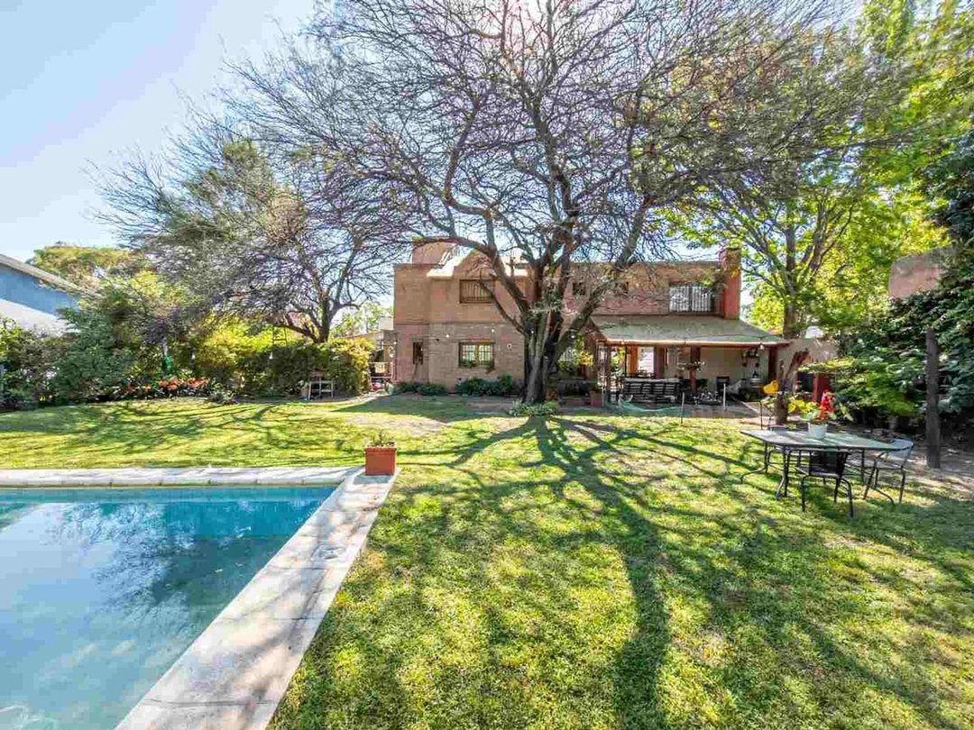 VENTA CASA 3 DORMITORIOS PADRE CLARET PATIO PILETA