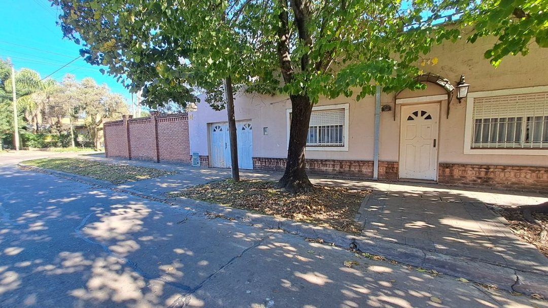 VENTA CASA 5 AMBIENTES COCHERA JARDIN MONTE GRANDE