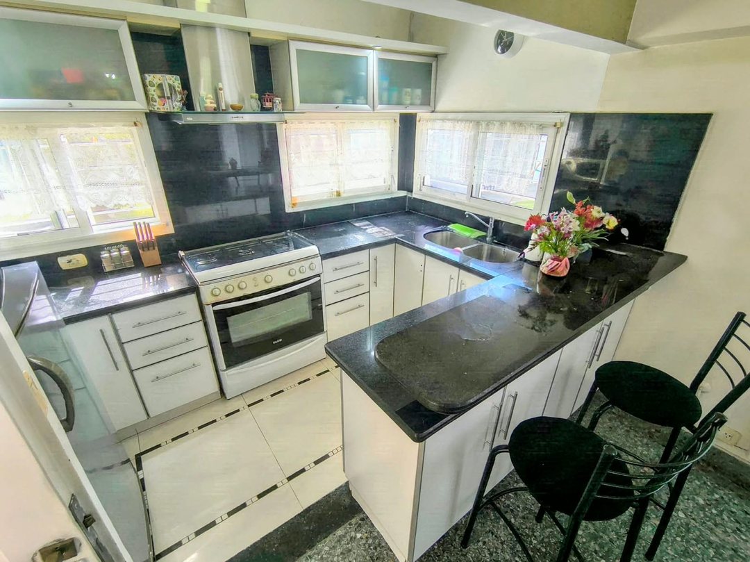 VENTA- CASA 4 AMB. C/DEPÓSITO GARAGE- I. CASANOVA