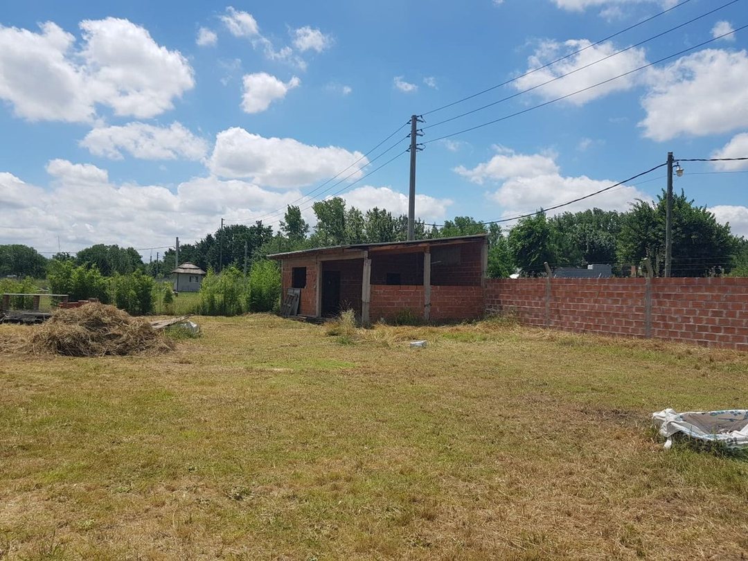Lote de 846 m2 con MEJORAS en "ROBLES DE ALVAREZ"