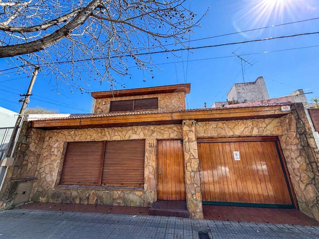 CASA DE 4 DORMITORIOS + COCHERA EN VENTA LA PLATA