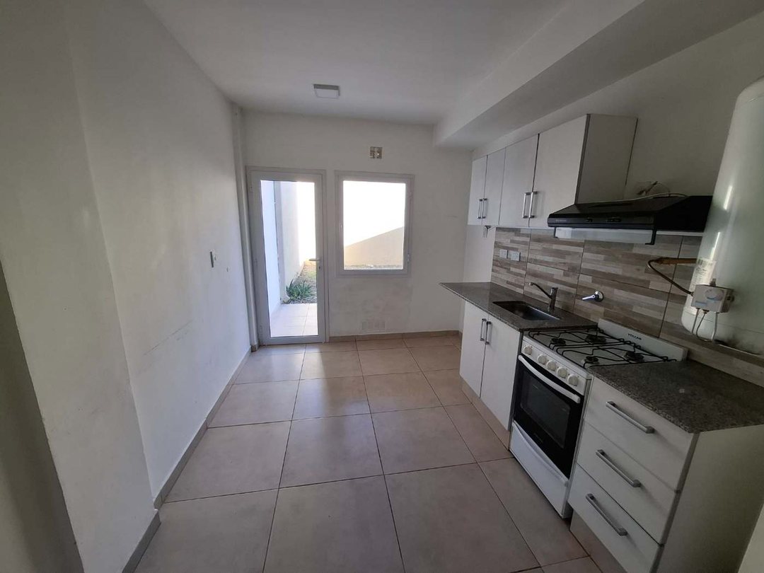 Alquiler Depto de 2 dormitorios con patio/garage.