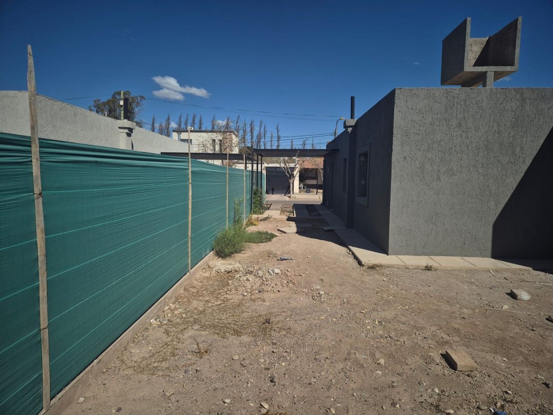 REMAX VENDE CASA EN B° ALTOS DE DRUMOND. LUJAN