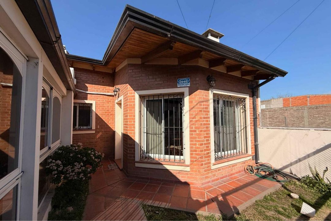 CASA EN VENTA 3 DORM Y COCHERA EN SAN LORENZO