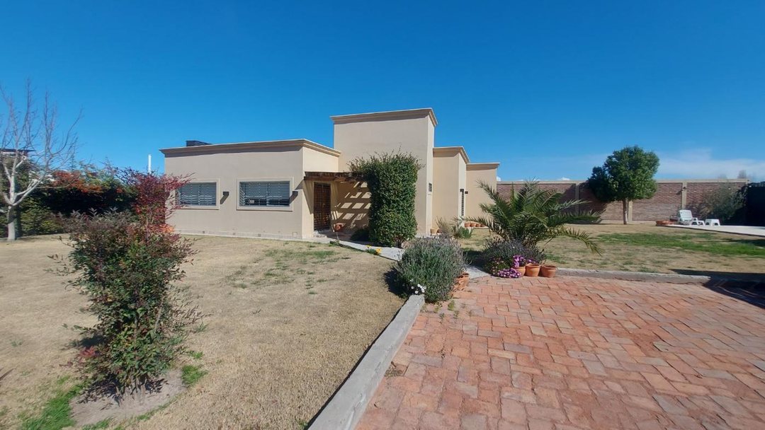 VENTA CASA JUNIN CON QUINCHO Y PILETA
