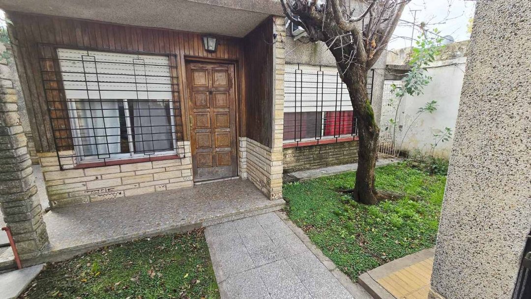 VENTA CASA 3 AMB. PARQUE Y COCHERA EZPELETA