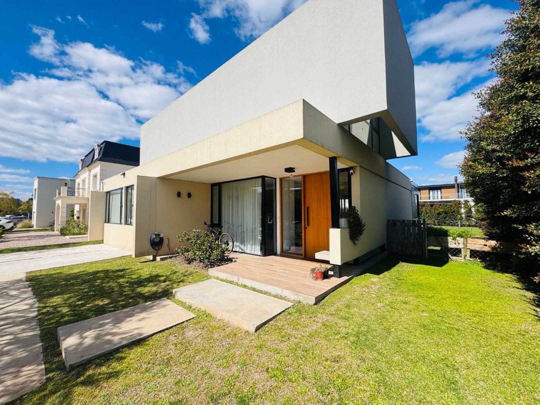 Casa en VISTAS, LOTE 717 mts y pileta climatizada