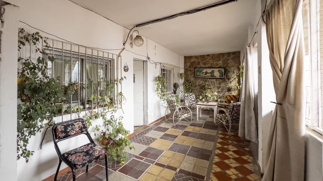 CASA EN VENTA CON 2 DORMITORIOS Y GRAN PATIO