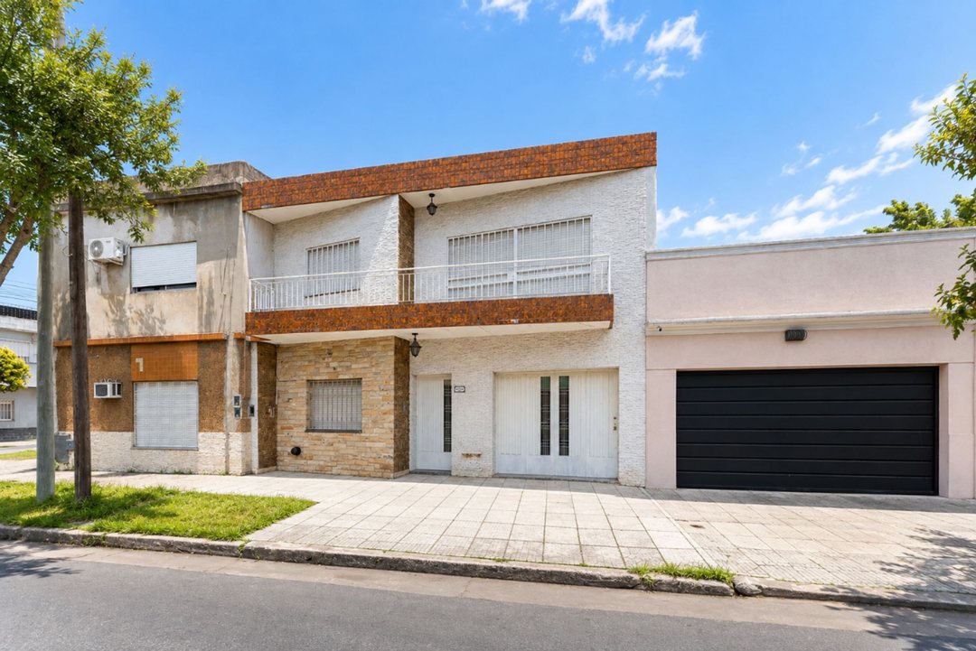 Venta casa 5 amb garage .Lomas del Mirador