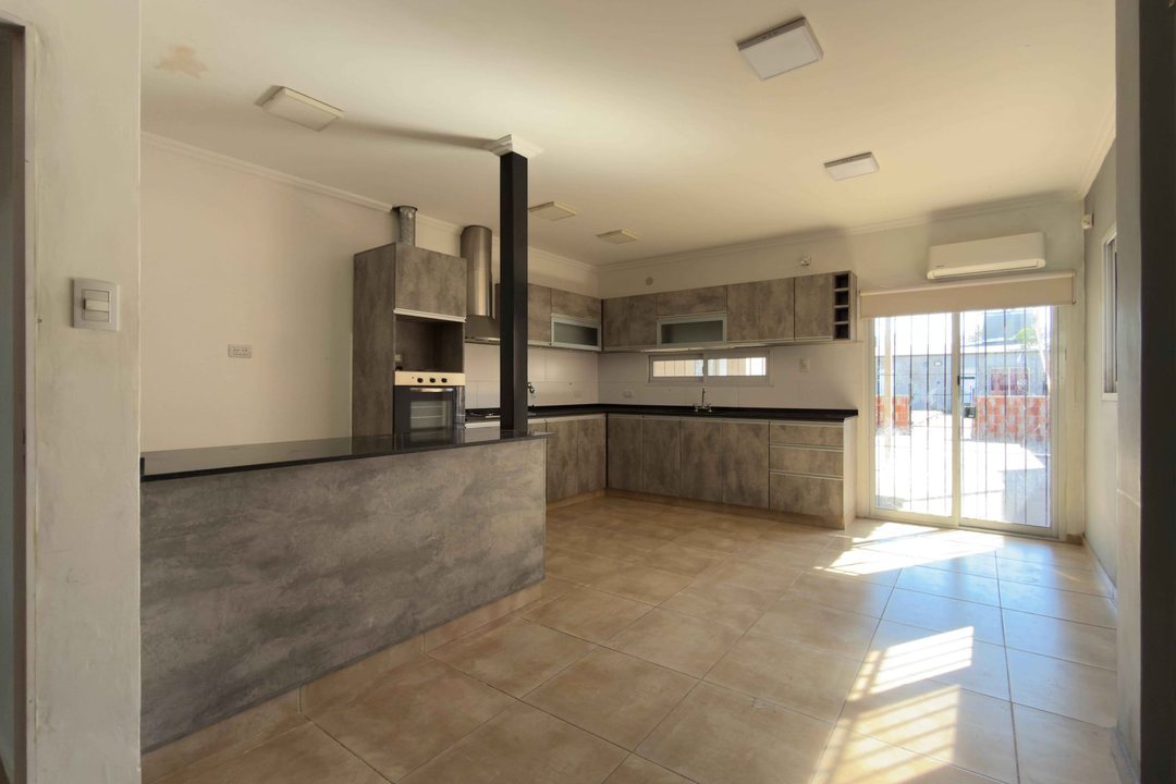 VENTA DE CASA 2 DORMITORIOS PATIO PILETA Y QUINCHO