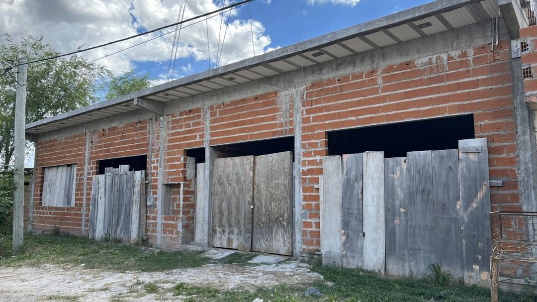 CASA EN CONSTRUCCIÓN CON 3 LOCALES EN LOTE PROPIO
