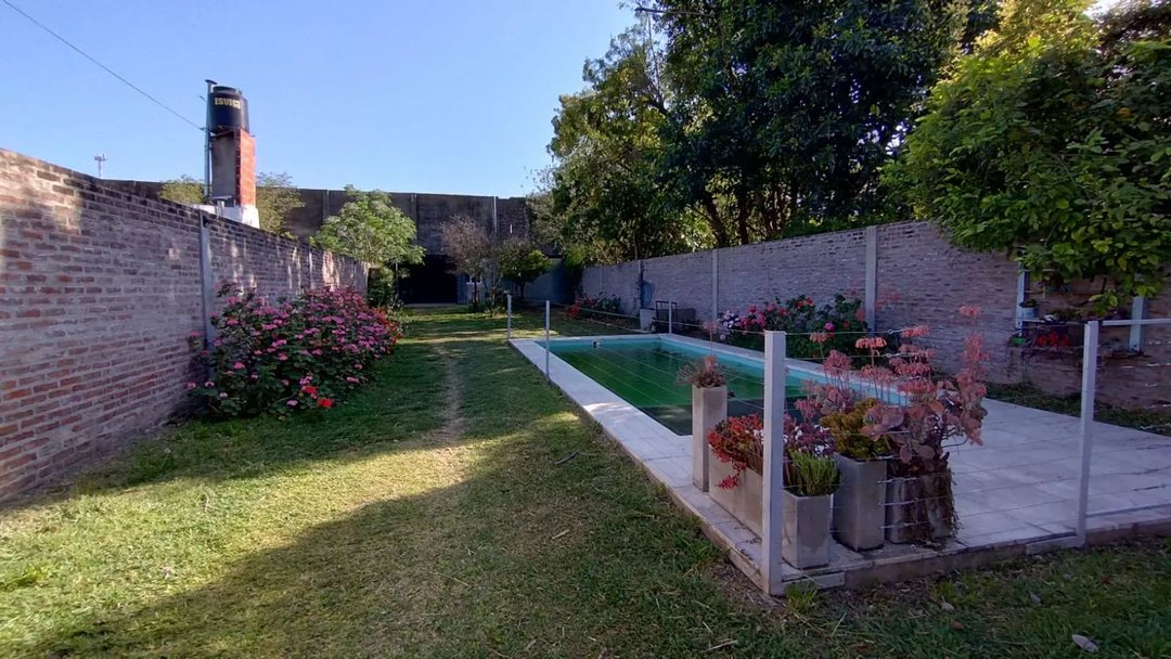 VENTA CASA 3 DORMITORIOS, PILETA, JARDÍN, COCHERA
