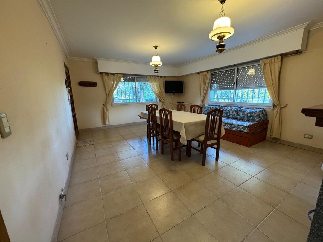 VENTA CASA 3 AMBIENTES con  PARQUE DE 727 mtrs