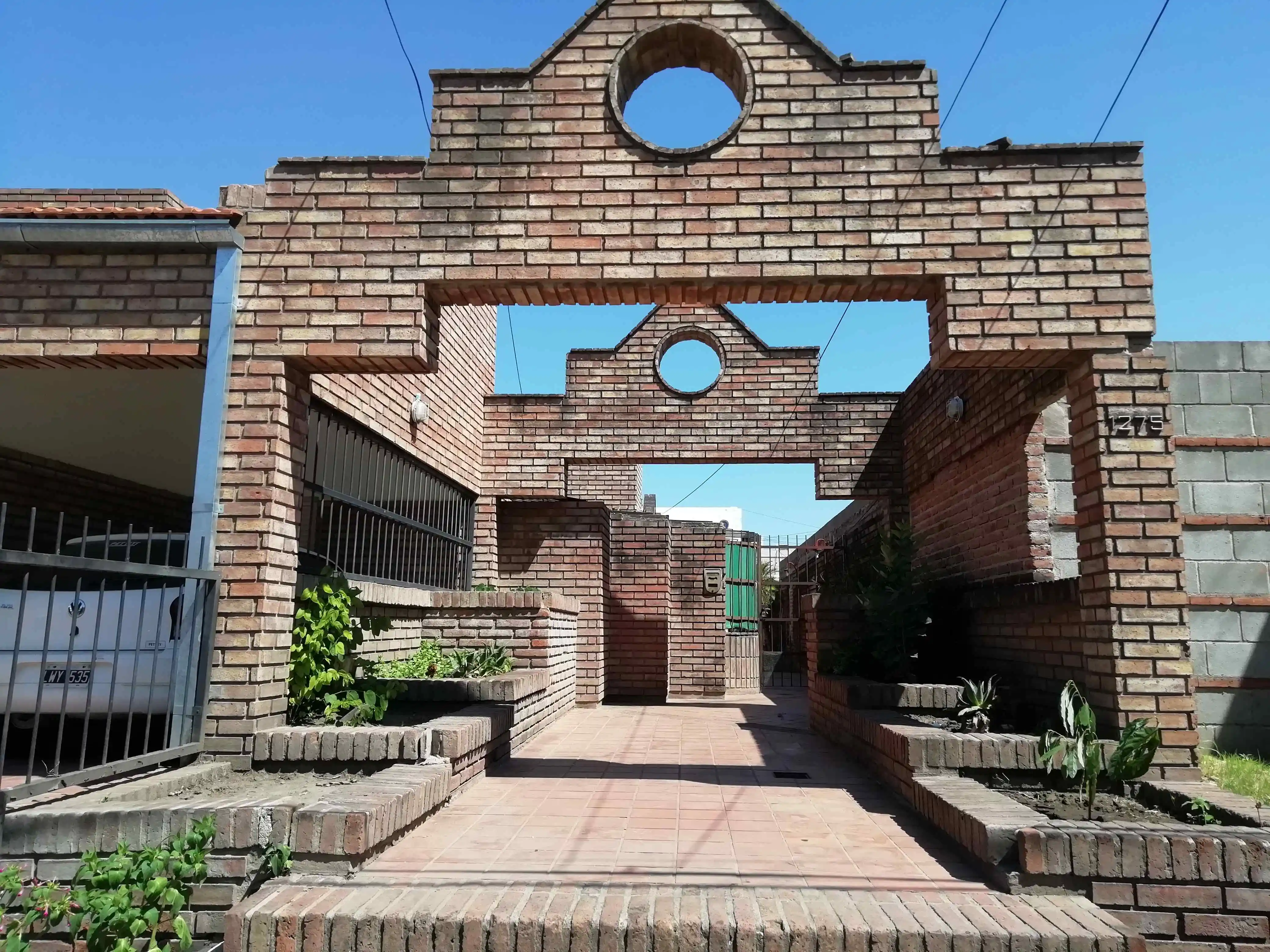 BAJO PALERMO. EXC.UBICACIÓN.  T. CASTELLANOS AL 1200 CASI ESQUINA BARROS PASOS. CASA 3 DORM. DOS PATIOS.