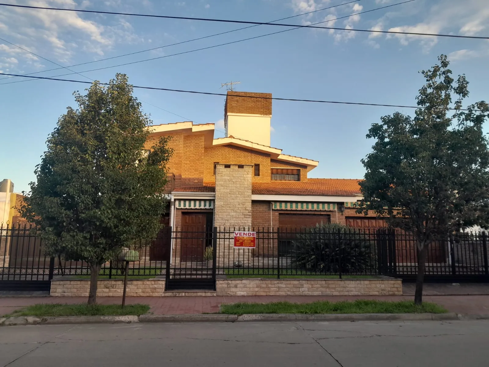 VILLA CENTENARIO GRAN CASA 2 PLANTAS EXCELENTE CONSTRUCCION