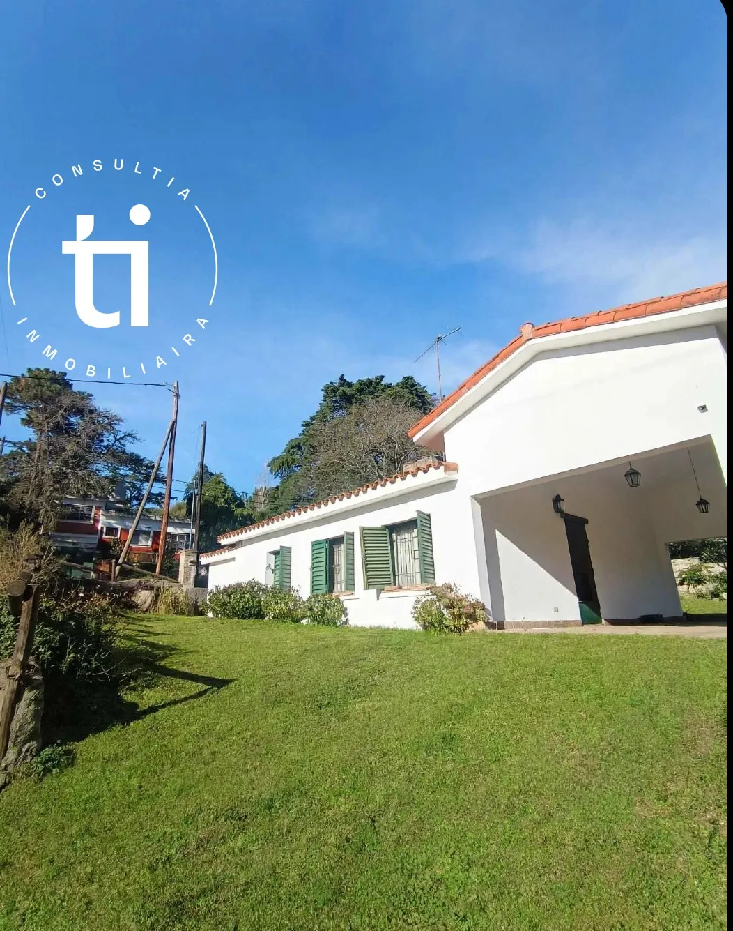 Casa en Agua de Oro, a 100 mts del vado principal . Muy luminosa, hermoso patio. Galería.