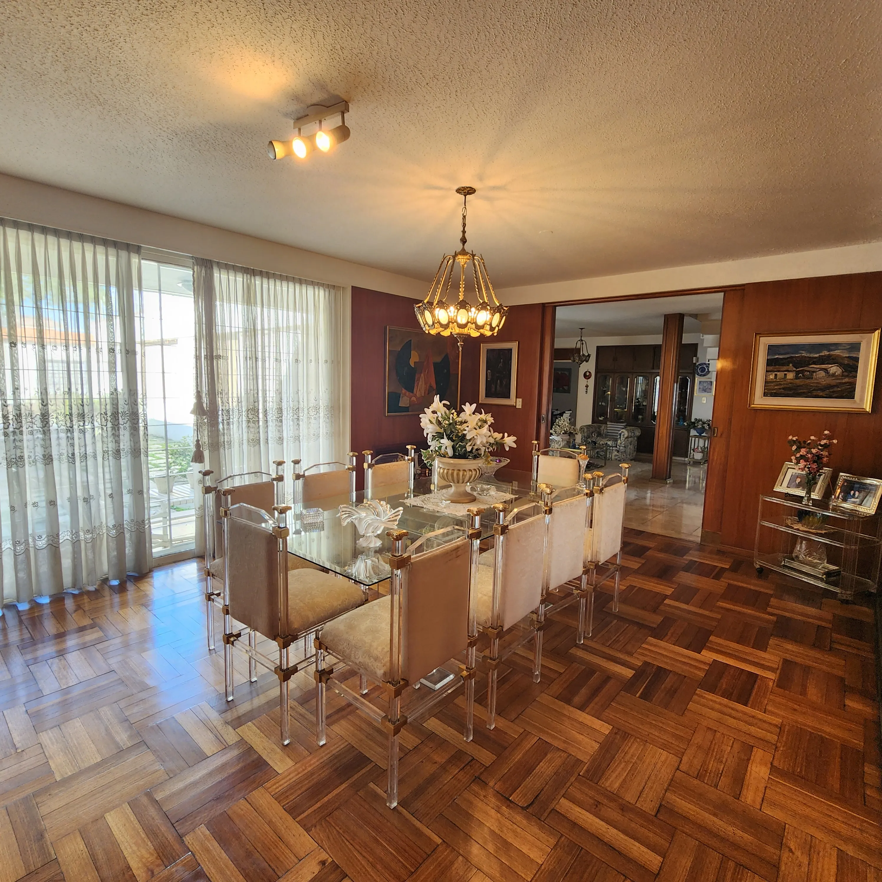 Cofico. Excelente ubicación sobre calle Liniers! Espectacular CASA A LA VENTA. Excelente estado de conservación. Planta Baja. Cochera para 2 vehículos.