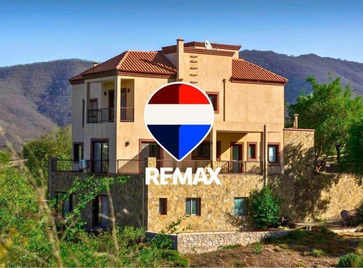 Casa · 650m² · 8 Ambientes · 4 Cocheras
