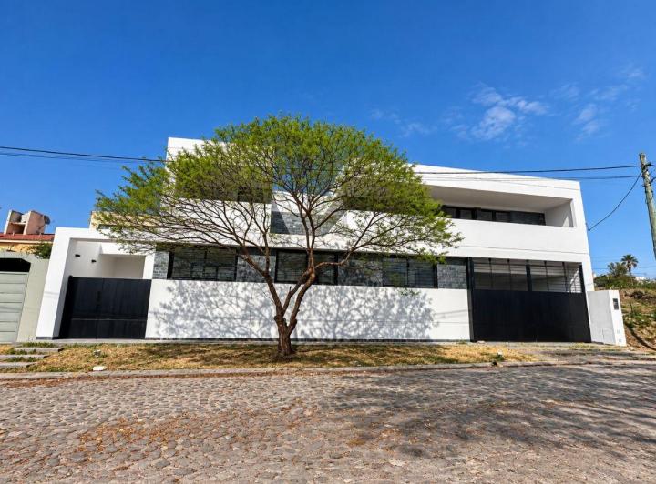 Casa · 200m² · 7 Ambientes · 2 Cocheras