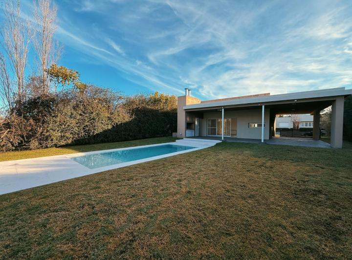 Casa · 175m² · 5 Ambientes · 4 Cocheras