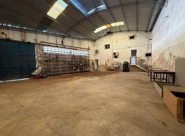 Bodega-Galpón · 300m² · 3 Ambientes