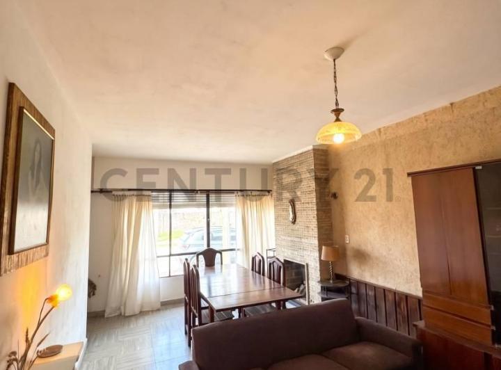 Casa · 160m² · 8 Ambientes · 1 Cochera