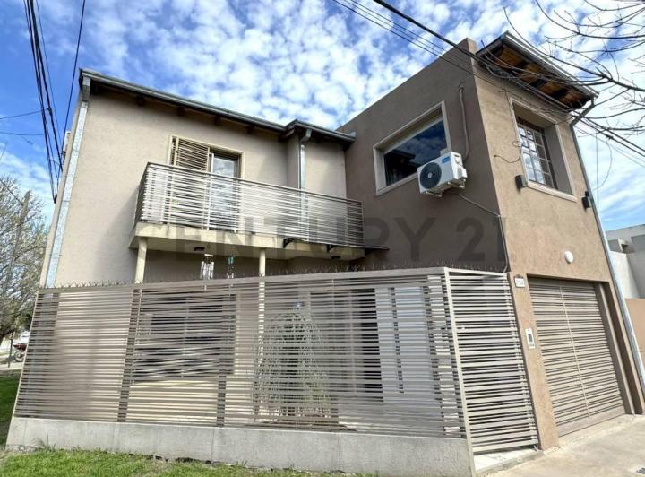 Casa · 151m² · 4 Ambientes · 2 Cocheras