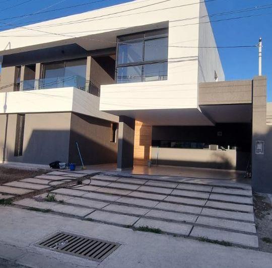 Casa · 200m² · 1 Ambiente · 2 Cocheras