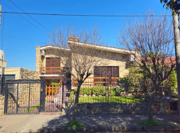 Casa · 263m² · 12 Ambientes · 3 Cocheras