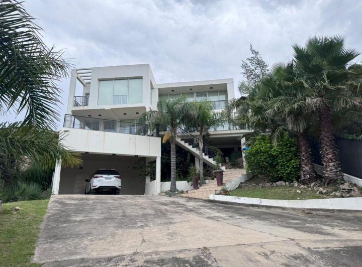 Casa · 340m² · 4 Ambientes · 1 Cochera