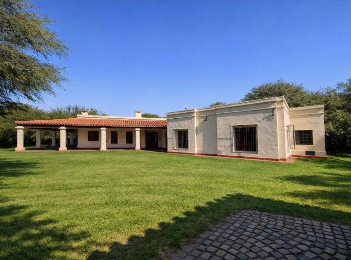 Casa · 850m² · 8 Ambientes · 6 Cocheras