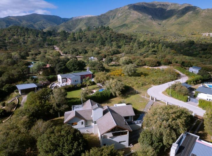 Casa · 360m² · 4 Ambientes · 2 Cocheras