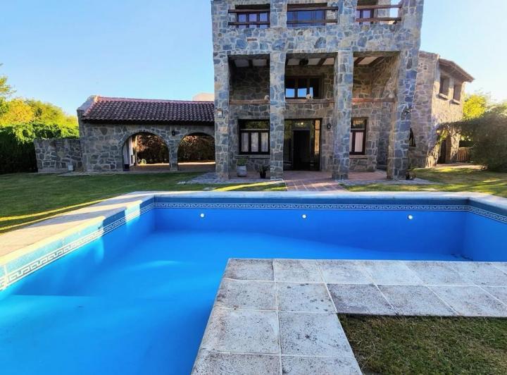 Casa · 320m² · 3 Dormitorios · 3 Cocheras