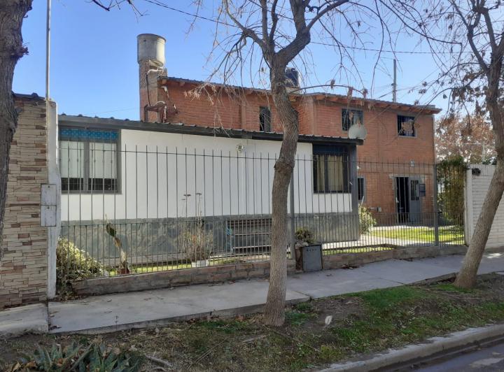 Casa · 142m² · 8 Ambientes · 2 Cocheras