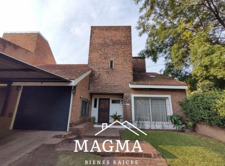 Casa · 240m² · 12 Ambientes · 1 Cochera