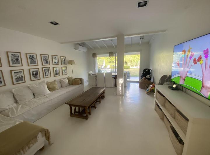 Casa · 240m² · 6 Ambientes · 3 Cocheras
