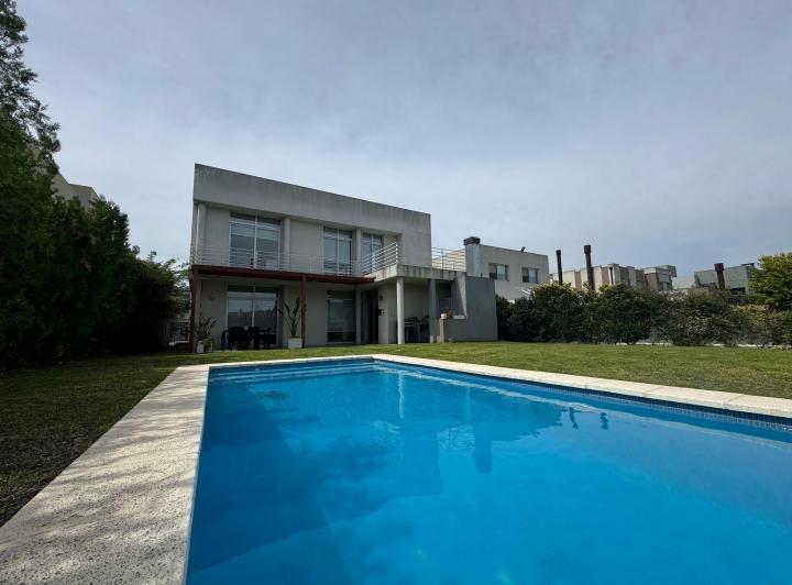 Casa · 166m² · 5 Ambientes · 1 Cochera