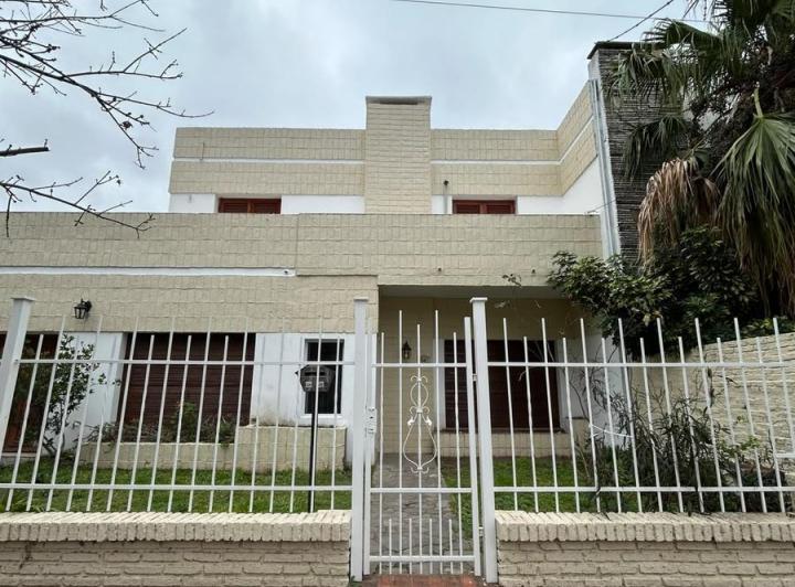 Casa · 270m² · 5 Dormitorios · 1 Cochera