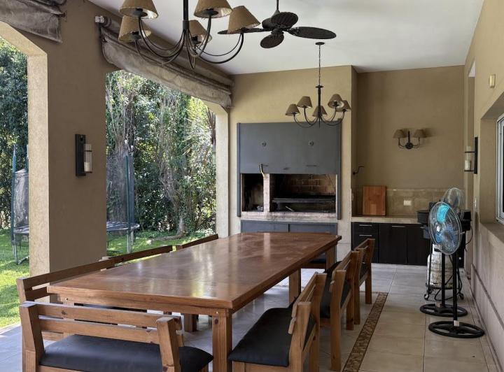 Casa · 310m² · 5 Ambientes · 6 Cocheras